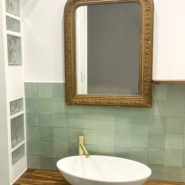 Salle de bain avec zelliges verts