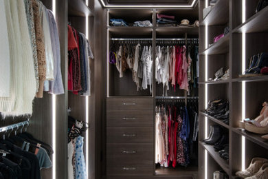 Minimalist closet photo in Cleveland