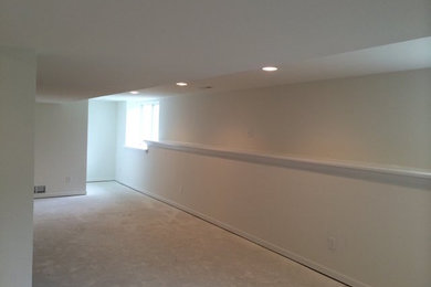 Foto de sótano con ventanas minimalista de tamaño medio sin chimenea con paredes blancas y suelo de cemento