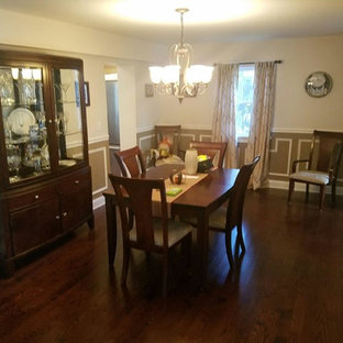 ニューアークの広いトラディショナルスタイルのLDKの画像 (ベージュの壁、濃色無垢フローリング)