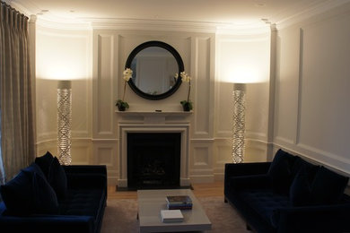 Großes, Repräsentatives, Abgetrenntes Klassisches Wohnzimmer mit weißer Wandfarbe, Teppichboden und Kamin in London