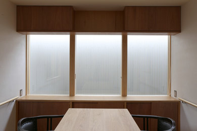 This is an example of a modern dining room in Kyoto with white walls and light hardwood floors.