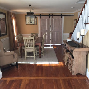 На фото: маленькая гостиная-столовая в стиле кантри с бежевыми стенами и паркетным полом среднего тона без камина с