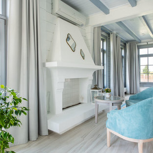 Foto de salón para visitas abierto, mediterráneo, grande, con paredes blancas, suelo de baldosas de cerámica, marco de chimenea de yeso, suelo beige y chimenea lineal