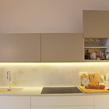 Cocina con isla, completa, elegante con un toque industrial en el Maresme