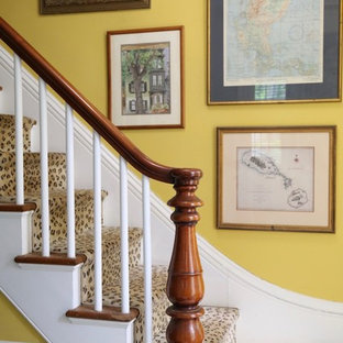 Foto på en mellanstor eklektisk ingång och ytterdörr, med gula väggar, målat trägolv och svart golv