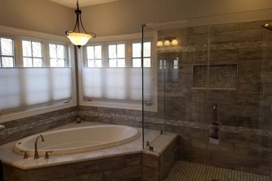 Idées déco pour une salle de bain classique avec un plan de toilette en marbre.