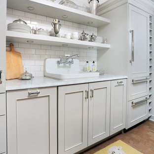 На фото: с высоким бюджетом маленькие отдельные, параллельные кухни в стиле современная классика с накладной раковиной, фасадами с декоративным кантом, серыми фасадами, мраморной столешницей, белым фартуком, фартуком из плитки кабанчик, техникой под мебельный фасад и пробковым полом без острова