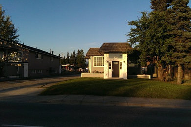 Mid-sized traditional gray one-story vinyl house exterior idea in Other with a shingle roof