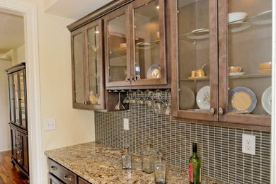 Example of a classic home bar design in Boston