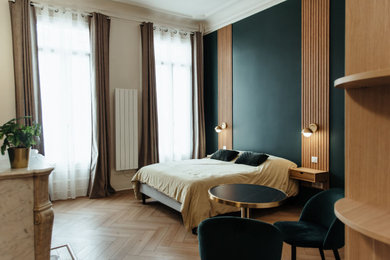 Cette photo montre une chambre tendance.