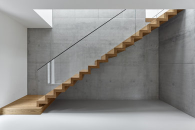 Mittelgroße, Gerade Moderne Treppe mit Holz-Setzstufen in Berlin