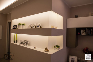 Mittelgroßes Modernes Wohnzimmer mit Porzellan-Bodenfliesen in Rom
