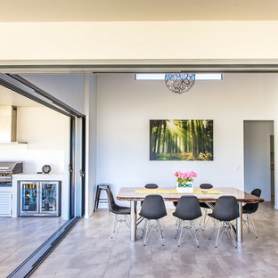 Diseño de comedor minimalista, abierto, con paredes blancas