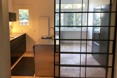 Immagine di una cucina contemporanea