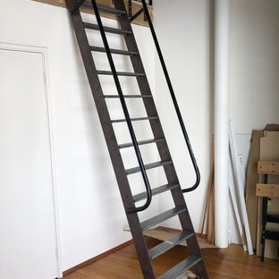 パースの小さいモダンスタイルのおしゃれなアトリエ・スタジオ (白い壁、淡色無垢フローリング、茶色い床) の写真