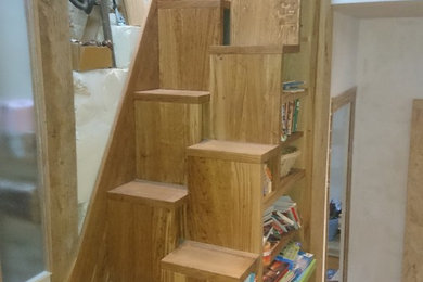 На фото: маленькая прямая деревянная лестница с деревянными ступенями для на участке и в саду