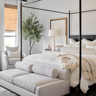 Esempio di una grande camera matrimoniale chic con pareti bianche, parquet chiaro, pavimento grigio e soffitto ribassato