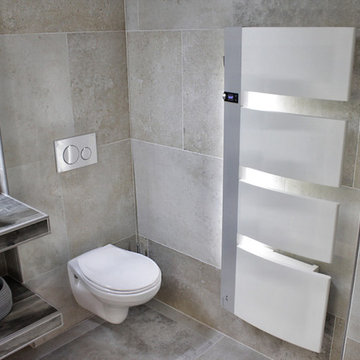 Salle de bains principale carrelage imitation pierre et bois