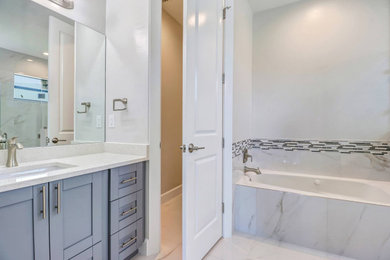 Example of a bathroom design in Miami