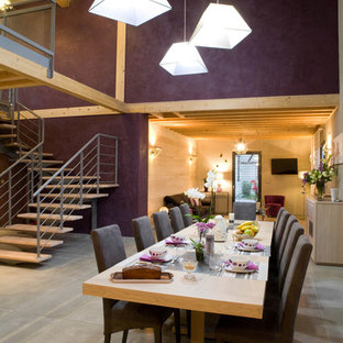 ディジョンのコンテンポラリースタイルのLDKの画像 (紫の壁、コンクリートの床)