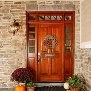 На фото: входная дверь в классическом стиле с одностворчатой входной дверью с