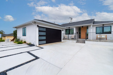 Imagen de fachada de casa blanca y gris de tamaño medio de una planta con revestimiento de estuco y tejado de teja de madera