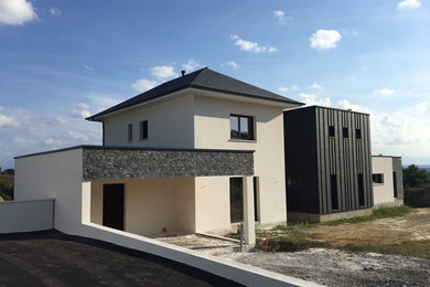 Aménagement d'une grande façade de maison contemporaine à deux étages et plus.