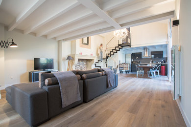 This is an example of a transitional living room in Bordeaux.