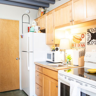 На фото: маленькие линейные кухни в стиле фьюжн с кладовкой, накладной раковиной, фасадами в стиле шейкер, светлыми деревянными фасадами, столешницей из ламината, белой техникой, бетонным полом, зеленым полом и синей столешницей без острова