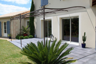 Diseño de jardín mediterráneo en patio delantero con exposición total al sol