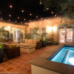 Kleiner Mediterraner Pool in rechteckiger Form mit Betonplatten in Orange County