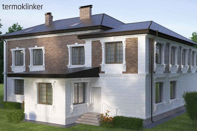 На фото: двухэтажный, коричневый частный загородный дом среднего размера с комбинированной облицовкой