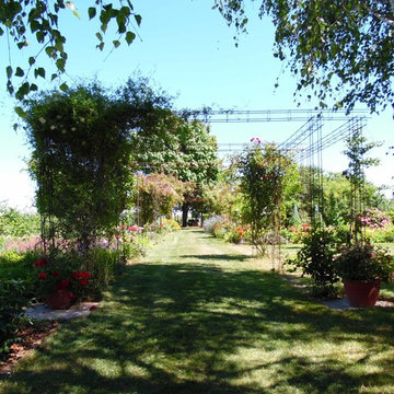 Potager ornemental - Vue de l'allée principale et de la pergolas