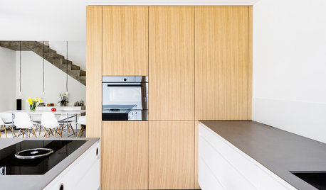 Raum im Raum: Ein Holzkubus schafft Platz in der Küche