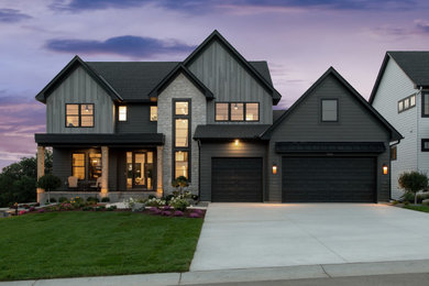 Großes, Zweistöckiges Klassisches Einfamilienhaus mit Faserzement-Fassade, grauer Fassadenfarbe, Satteldach, Schindeldach, schwarzem Dach und Verschalung in Minneapolis