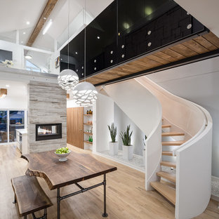 オタワの中サイズのコンテンポラリースタイルのLDKの画像 (白い壁、淡色無垢フローリング、両方向型暖炉、石材の暖炉まわり)