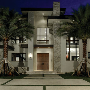 Modern inredning av ett vitt hus, med två våningar