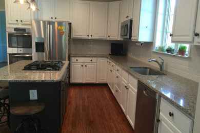 Ejemplo de cocinas en L contemporánea con puertas de armario blancas, encimera de granito, salpicadero blanco y encimeras grises