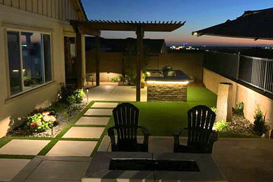 Diseño de jardín minimalista en patio trasero con exposición total al sol