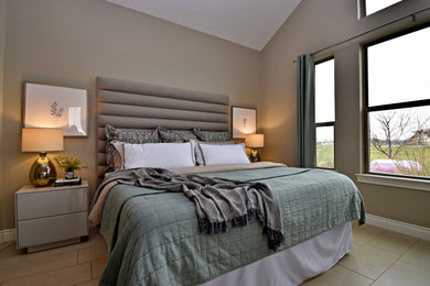 Modelo de dormitorio principal tradicional renovado pequeño sin chimenea con paredes grises, suelo de baldosas de cerámica y suelo beige
