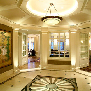 Foto på en vintage hall, med beige väggar och flerfärgat golv