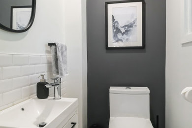 モントリオールにある北欧スタイルのおしゃれなトイレ・洗面所の写真