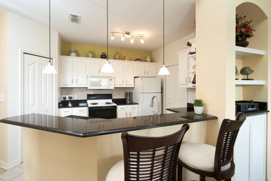 Example of a classic kitchen design in Tampa