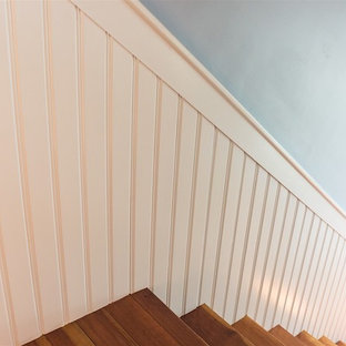 Modelo de escalera en L, campestre, de tamaño medio, con escalones de madera, contrahuellas de madera y barandilla de madera