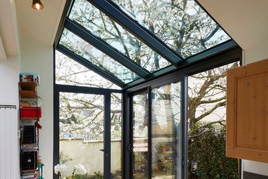 Réalisation d'une cuisine américaine encastrable et linéaire design en bois clair de taille moyenne avec une crédence grise et un sol en vinyl.