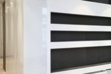 Foto de biblioteca en casa abierta contemporánea pequeña con suelo de madera clara, suelo beige y todos los tratamientos de pared