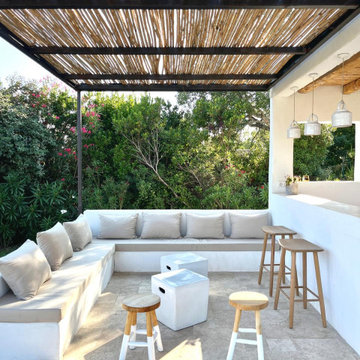 POOL HOUSE côté salon avec banquettes maçonnées