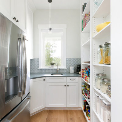 Beach style kitchen photo in Charleston