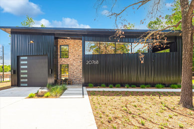 This is an example of an urban house exterior in Houston.